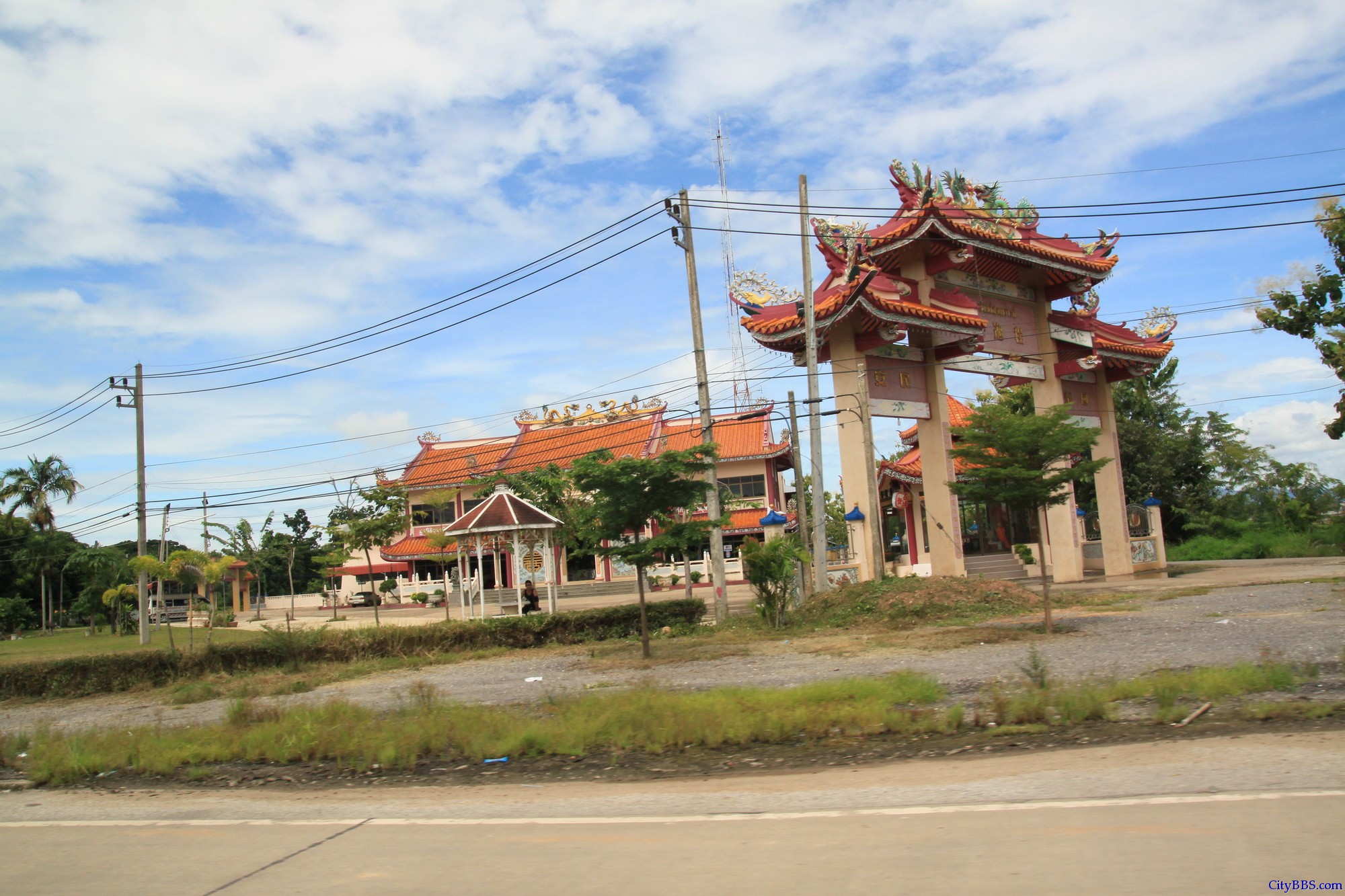 程逸府（又称乌达叻滴府 Uttaradit）的诗丽吉水坝（Sirikit Dam）