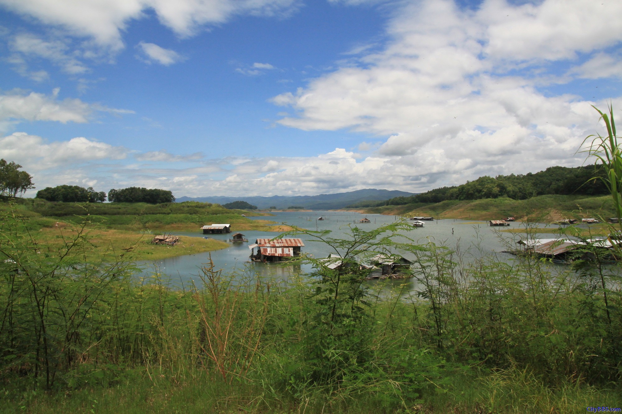 程逸府（又称乌达叻滴府 Uttaradit）的诗丽吉水坝（Sirikit Dam）