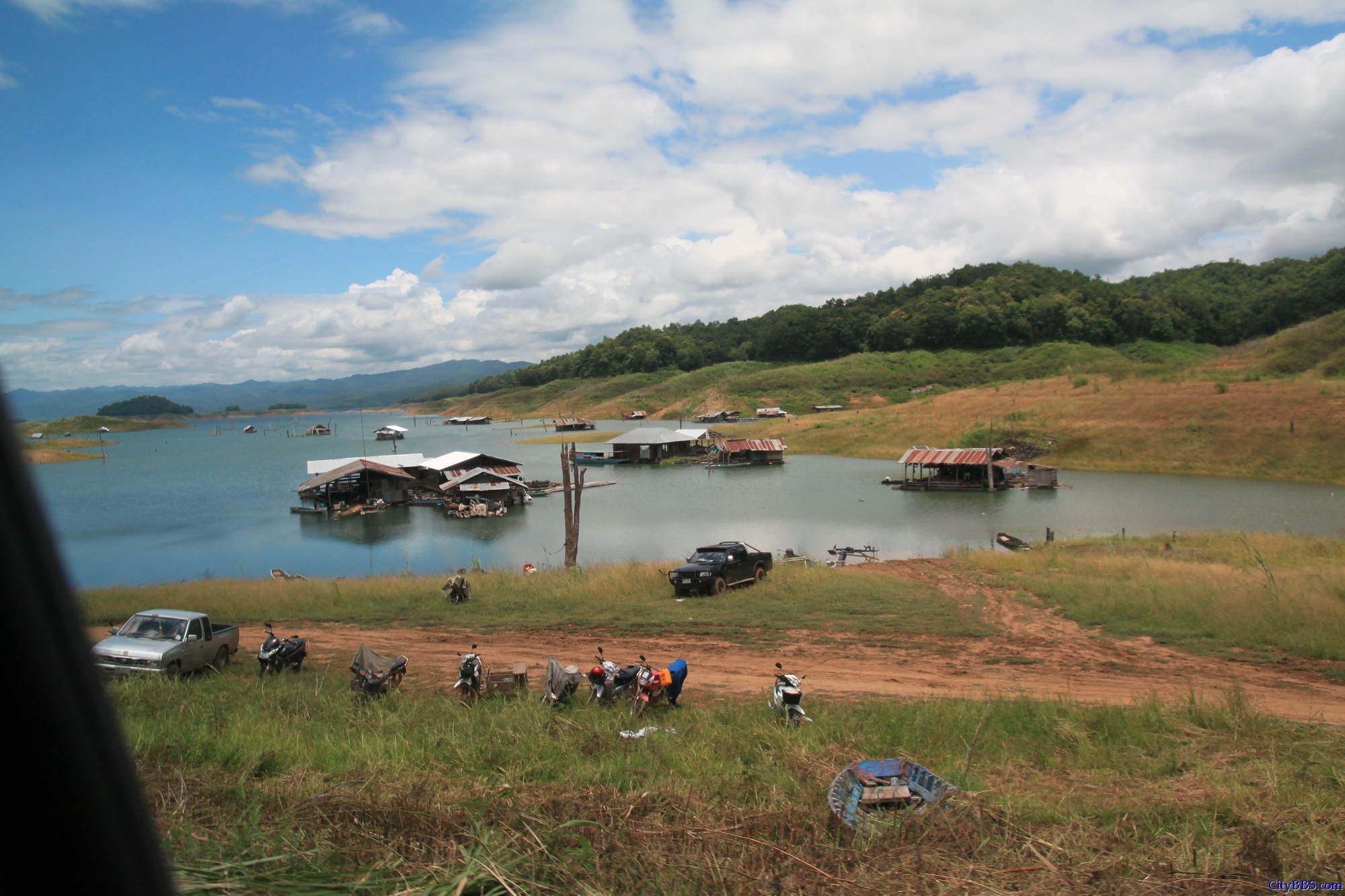 程逸府（又称乌达叻滴府 Uttaradit）的诗丽吉水坝（Sirikit Dam）