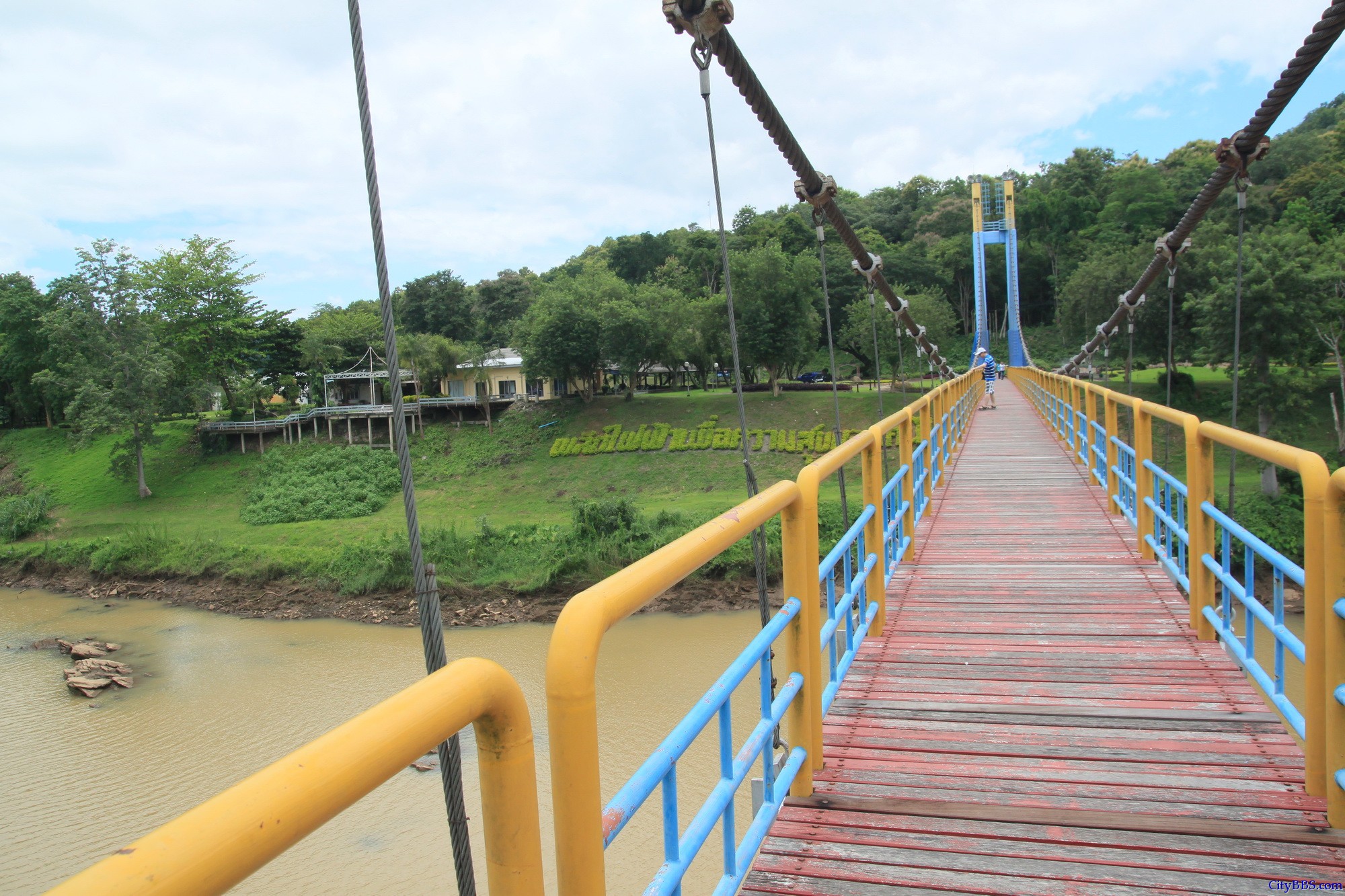 程逸府（又称乌达叻滴府 Uttaradit）的诗丽吉水坝（Sirikit Dam）