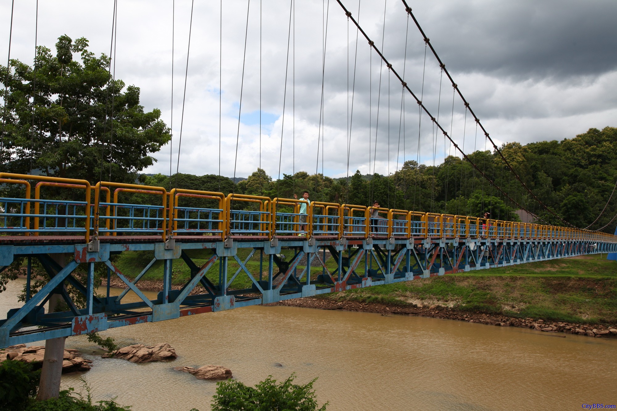 程逸府（又称乌达叻滴府 Uttaradit）的诗丽吉水坝（Sirikit Dam）