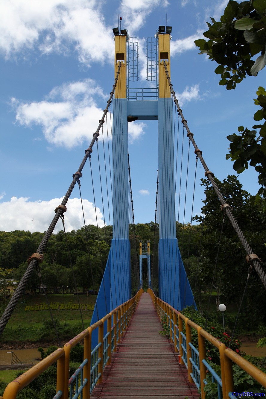 程逸府（又称乌达叻滴府 Uttaradit）的诗丽吉水坝（Sirikit Dam）