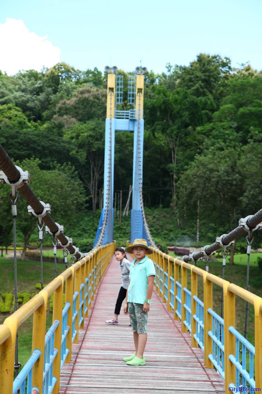 程逸府（又称乌达叻滴府 Uttaradit）的诗丽吉水坝（Sirikit Dam）