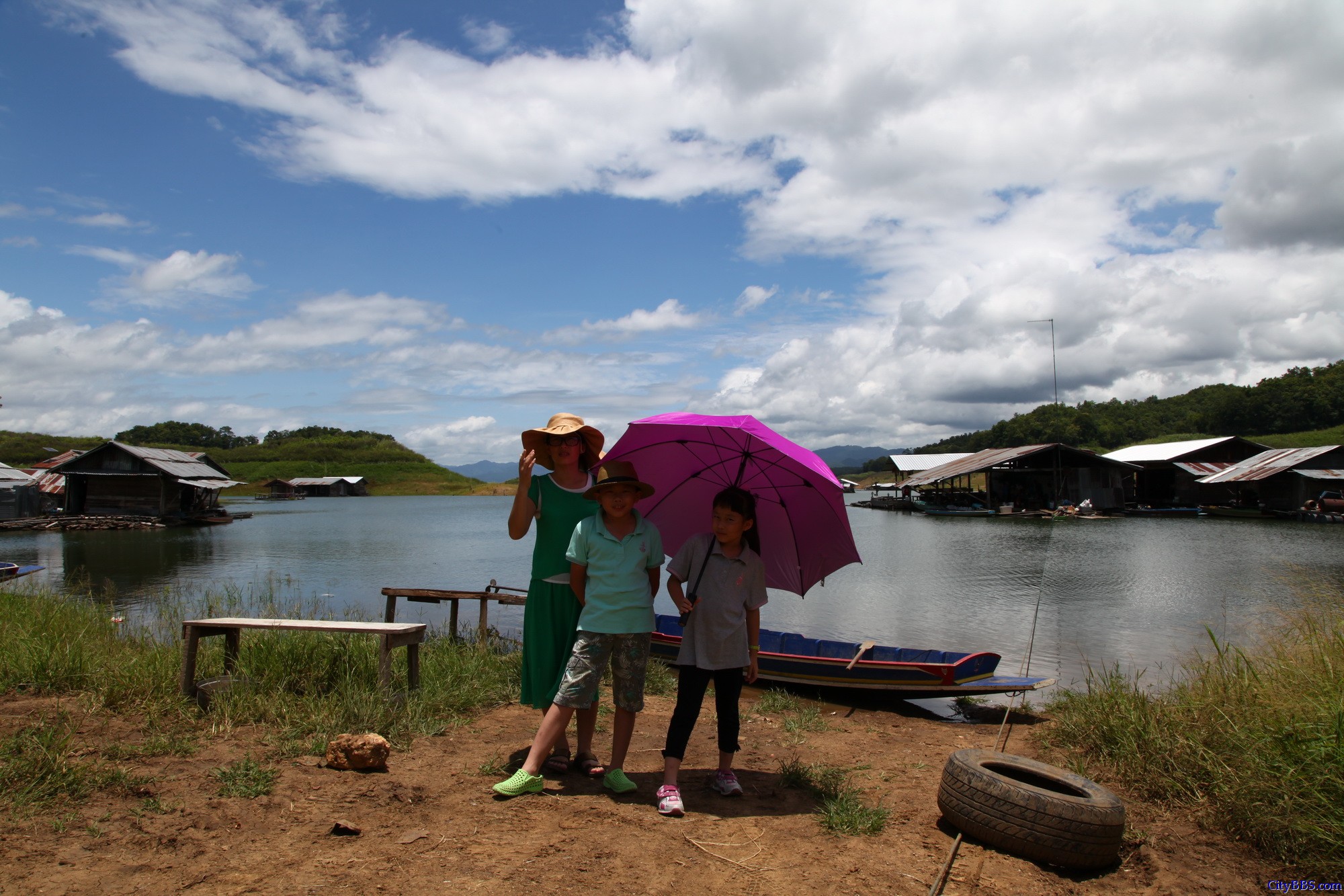 程逸府（又称乌达叻滴府 Uttaradit）的诗丽吉水坝（Sirikit Dam）