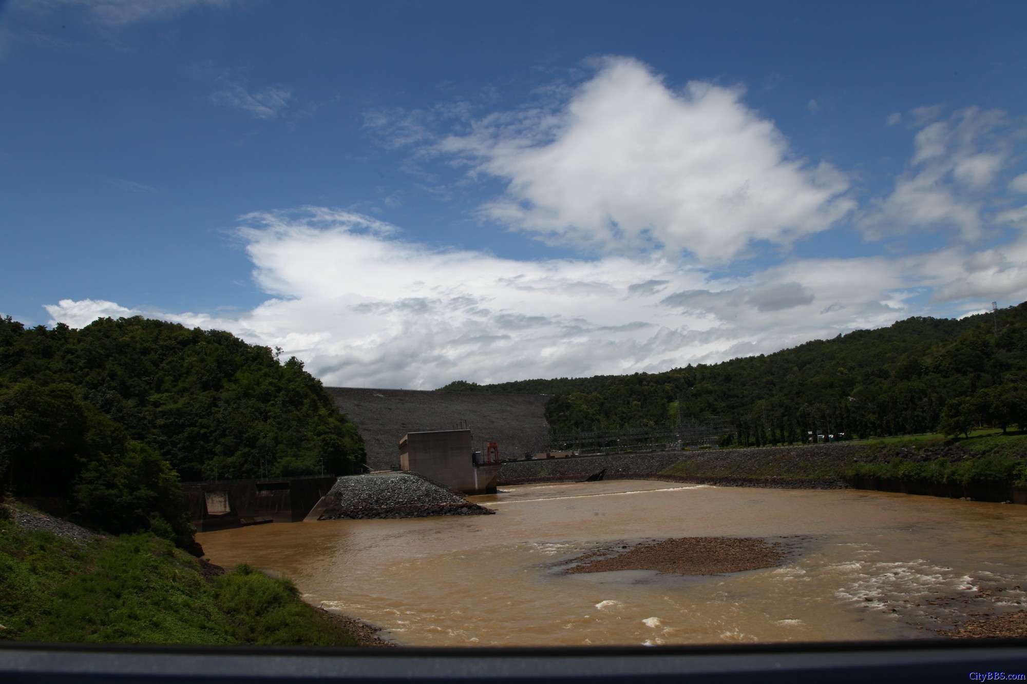 程逸府（又称乌达叻滴府 Uttaradit）的诗丽吉水坝（Sirikit Dam）