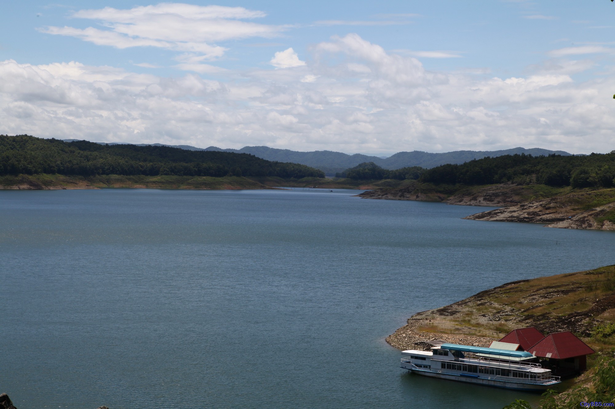 程逸府（又称乌达叻滴府 Uttaradit）的诗丽吉水坝（Sirikit Dam）