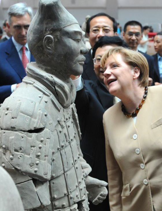2010年7月，默克尔在西安参观兵马俑.jpg